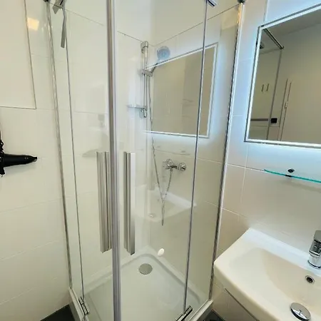 Apartment Eerste Reeg Fuer 2-4 Personen Mit Pool