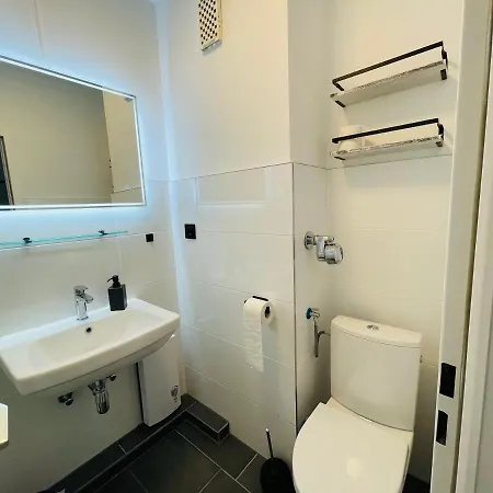 Apartment Eerste Reeg Fuer 2-4 Personen Mit Pool