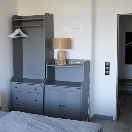 Eerste Reeg Fuer 2-4 Personen Mit Pool Apartmán