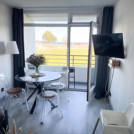 Eerste Reeg Fuer 2-4 Personen Mit Pool Apartmán *